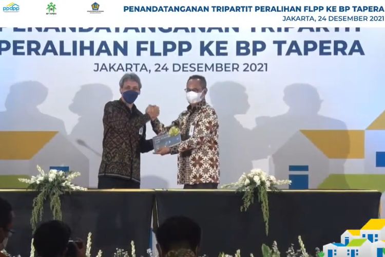 Direktur Utama PPDPP Arief Sabaruddin dan Komisioner BP Tapera Adi Setianto saat proses Penandatanganan Tripartit FLPP
