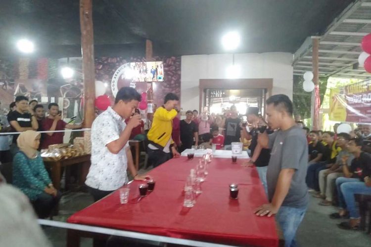 puluhan penikmat kopi di Banda Aceh mengkuti lomba minum kopi memeriahkan HUT ke-77 RI di Banda Aceh. *****