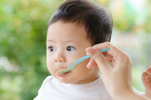 Tips yang Perlu Diperhatikan Sebelum Memberi Bayi Makanan Solid