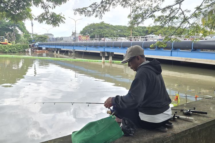 Memancing di Kali Jakarta Meski Air Tercemar demi Lauk Keluarga