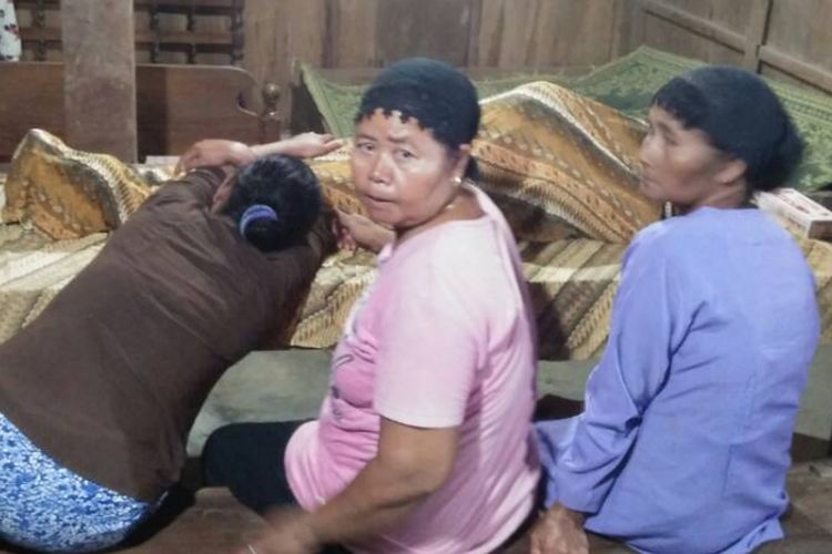 Jenasah Mbah Setu saat disemayamkan di rumah duka di Dusun Welahan, Desa Lebak, Kecamatan Grobogan, Grobogan, Jateng, Rabu (3/5/2017) malam.