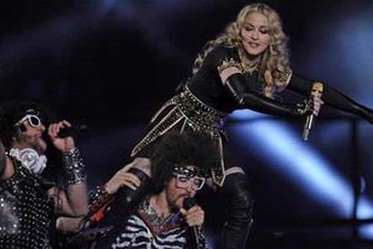 Madonna (atas) tampil bersama Redfoo dan Sky Blu (kiri) dari LMFAO dalam pertunjukan halftime Super Bowl XLVI, di Lucas Oil Stadium, Indianapolis (Indiana, AS), 5 Februari 2012 waktu setempat. 