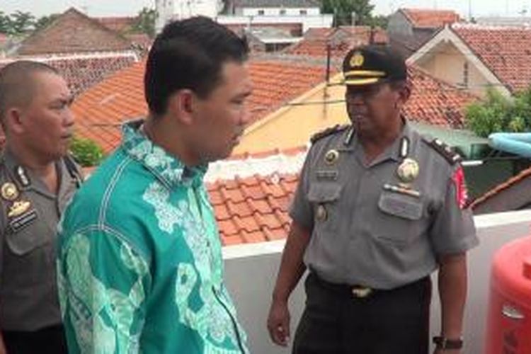 Polisi melihat lokasi kejadian perampokan di rumah caleg terpilih PDIP Kota Tegal, Jawa Tengah, Susanto Agus Priyono yang dijadikan juga sebagai Posko pemenangan Jokowi-JK. 