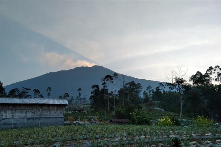 Kondisi Gunung Slamet terlihat dari Bambangan, Kabupaten Purbalingga, Jawa Tengah, Minggu (11/8/2019) sore.