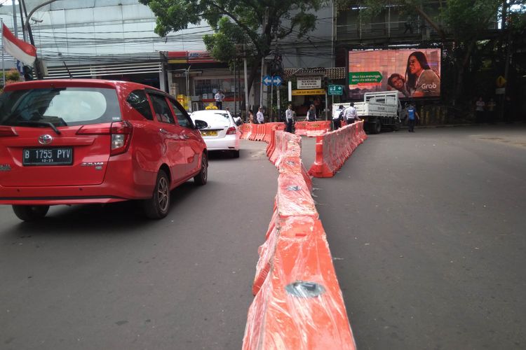 Barrier mulai dipasang depan Stasiun Sudirman oleh Dishub DKI, Jumat (22/12/2017)