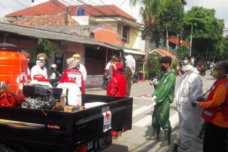 Petugas PMI Jakarta Pusat mempersiapkan diri untuk penyemprotan disinfektan di Asrama Bethel Petamburan, Jakarta Pusat, Jumat (17/4/2020). 