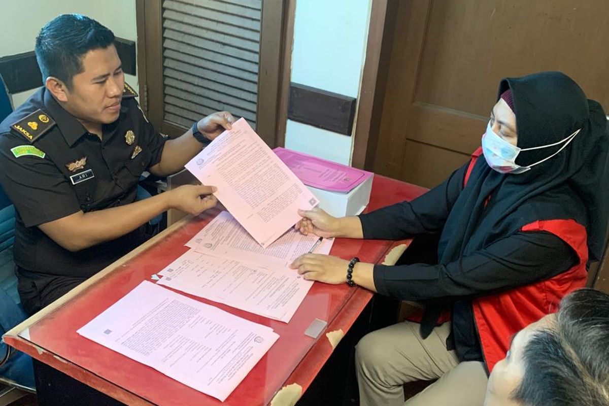 Kasi Pidsus Kejari Kabupaten Madiun, Ario Wibowo menerima penyerahan berkas, barang bukti dan tersangka kasus dugaan korupsi PT Inka Multi Solusi, anak perusahaan PT Inka yang merugikan negara Rp 9,1 miliar di Kejati Jatim, Selasa (2/4/2024).