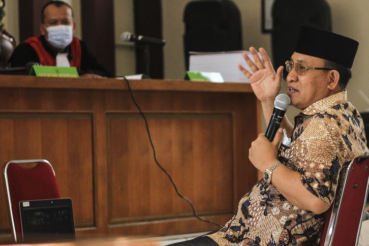 Plt Bupati Muara Enim Juarsah saat dihadirkan sebagai saksi dalam sidang suap proyek pembangunan yang berlangsung di Pengadilan Negeri Kelas 1 Palembang, Selasa (20/10/2020).