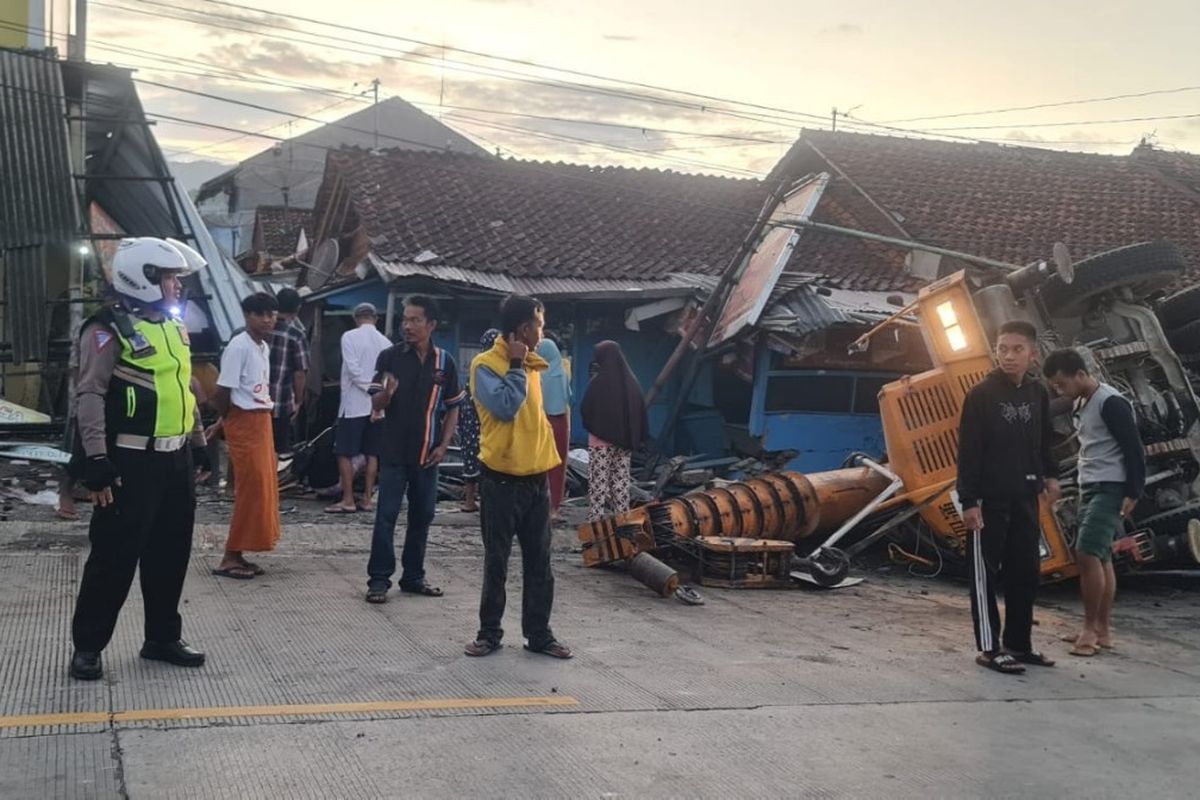 Diduga alami rem blong, sebuah truk mobile crane menabrak rumah di ruas jalan Desa Dukuhturi, Kecamatan Bumiayu, Kabupaten Brebes, Jawa Tengah, Jumat (26/1/2024).