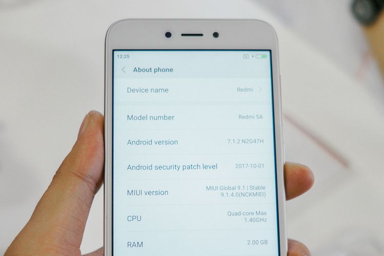 Xiaomi Redmi 5A menjalankan sistem operasi Android 7.1.2 Nougat yang dilapis antarmuka MIUI 9 khas Xiaomi. Belum ada informasi apakah ponsel ini akan kebagian update Android 8 Oreo.