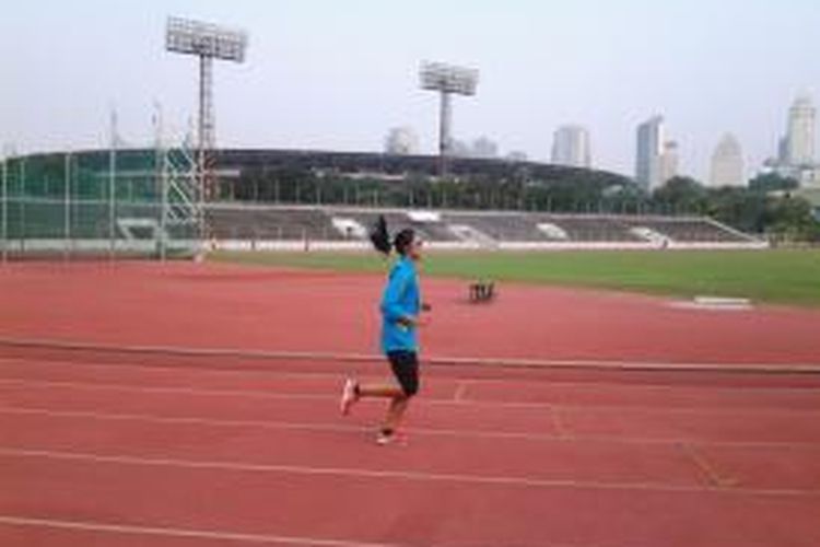 Atlet lari gawang 100 meter Indonesia, Dedeh Irawati, berlari di Stadion Madya Gelora Bung Karno, Senayan, Jakarta, Senin (8/9/2014), sebagai persiapan jelang Asian Games 2014 di Incheon, Korea Selatan.