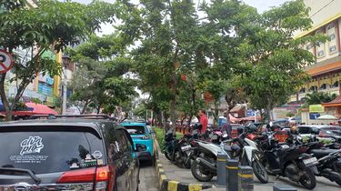 Sempat Ditertibkan, Parkir Liar di Pecinan Glodok Kembali Muncul Jelang Imlek
