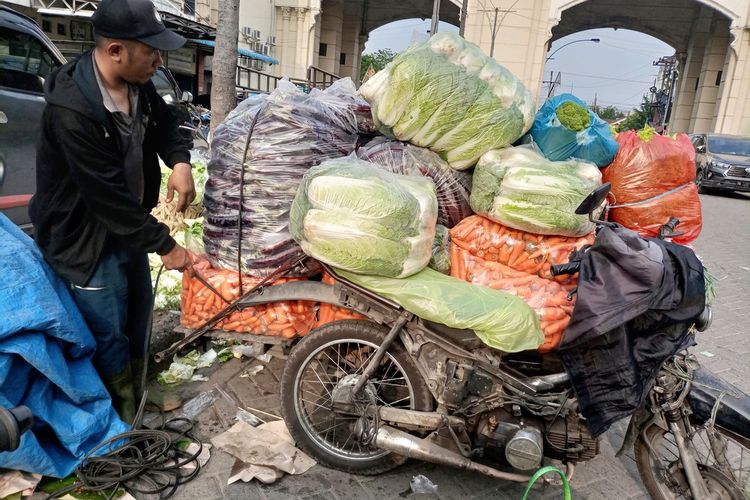 Becak barang menggantikan tugas kuli panggul di Komplek MMTC Jalan Willem Iskandar, Desa Kenanganbaru, Kecamatan Percutseituan, Kabupaten Deliserdang, Sumatra Utara, Kamis (16/3/2023)