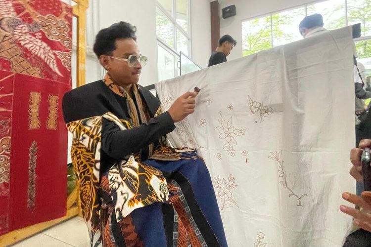 Veby Wibisana (25) pemilik Erigandana Batik, saat diwawancarai di Mall Pelayanan Publik, Soreang, Kabupaten Bandung, Jawa Barat, Senin (27/10/2025)