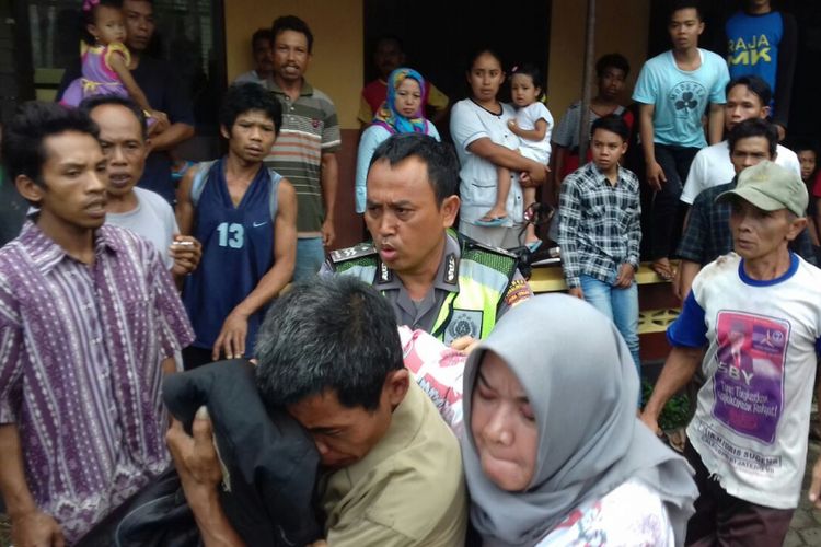 Polisi berusaha mengevakuasi tersangka pencurian dari aksi main hakim warga di Desa Bumisari, Kecamatan Bojongsari, Purbalingga, Jawa Tengah, Rabu (6/9/2017).