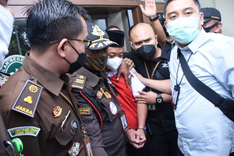 Herry Wirawan Pemerkosa 13 santriwati dituntut hukuman mati, kebiri dan identitasnya disebarkan.