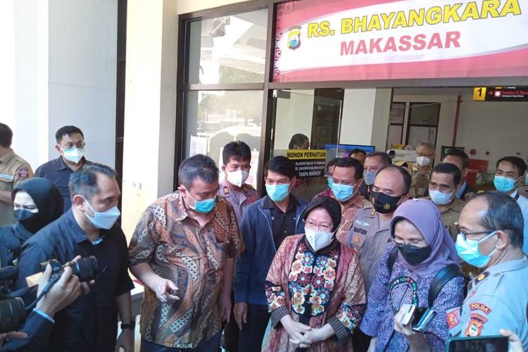 Menteri Sosial Tri Rismaharini mengunjungi korban luka akibat ledakan bom yang terjadi di depan Gereja Katedral Makassar yang masih di rawat di RS Bhayangkara, makassar, Selasa (20/4/2021) siang.