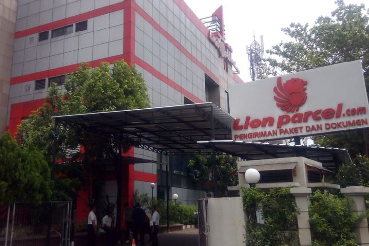 Gedung Lion Parcel dibawah naungan PT Lion Express di kawasan Kedoya, Jakarta Barat, Selasa (15/1/2019).