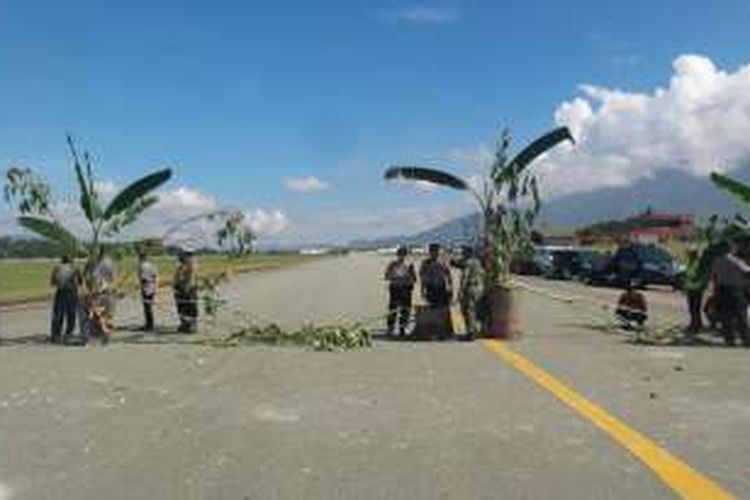 Taxi Way Bandara Sentani, Kabupaten Jayapura, Papua, Dipalang Dengan Pohon Pisang pada Jumat (27/5).