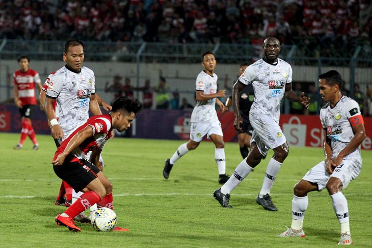 Pemain Madura United Andik Vermansah dijaga ketat pemain PS Tira Persikabo Wawan Febriyanto dalam lanjutan Liga 1 2019 Pekan 25 yang berakhir dengan skor 1-0 di Stadion Gelora Bangkalan, Jawa Timur, Raub (30/10/2019) malam. 