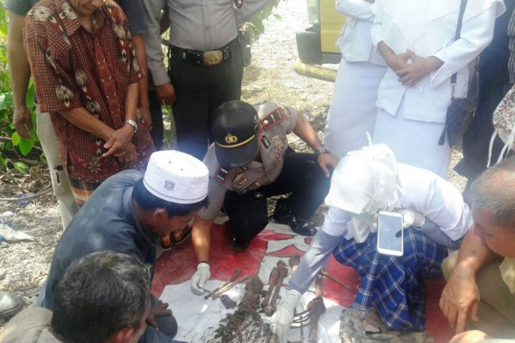 Tim Polsek Julok dan Puskesmas Julok melihat temuan kerangka manusia dibalut kain putih dan spanduk bertuliskan menyukseskan Pemilu 2003 di kebun milik M Saleh, di Desa Tumpok Tengoh, Kecamatan Julok, Kabupaten Aceh Timur, Senin (9/4/2018).