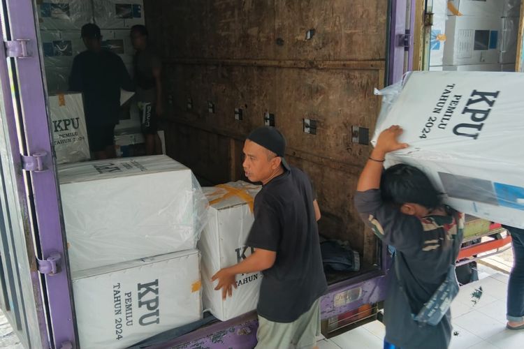 Komisi Pemilihan Umum (KPU) Kabupaten Kebumen mulai mendistribusikan logistik pemilu ke kecamatan. Pendistribusian logistik ini ditargetkan rampung pada 8 Februari 2024 mendatang.
