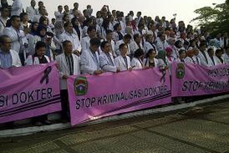  Tak kurang dari 200 orang dokter spesialis  kandungan berjas putih melakukan aksi solidaritas dan mogok kerja di Lapangan Gedung Sate, Jalan Diponegoro Kota Bandung, Rabu (27/11/2013).   
