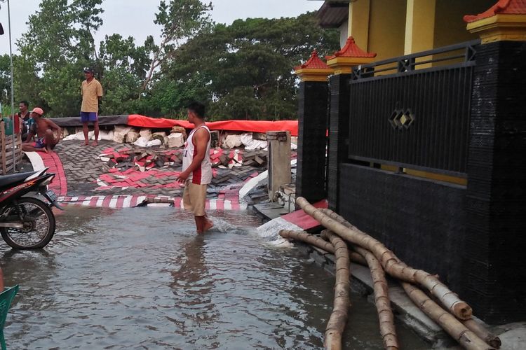 Salah satu titik tanggul jebol dan sudah diperbaiki warga di Desa Jono, Kecamatan Cerme, Gresik, akhir pekan kemarin.