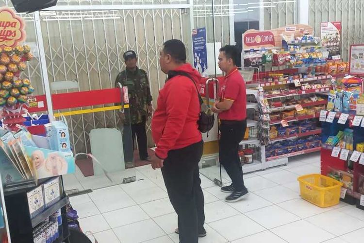 Sebuah minimarket di Desa Karacak, Kecamatan Leuwiliang, Kabupaten Bogor, Jawa Barat, disatroni kawanan perampok. Dua unit handphone dan uang tunai sebesar Rp 46 juta raib.