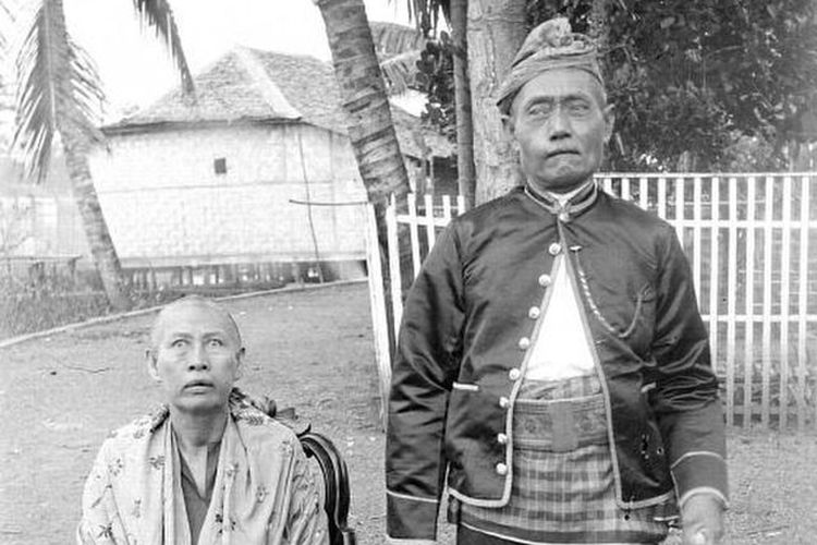 Potret Bupati Negara, Kalimantan Selatan, bersama seorang perempuan tahun 1915.