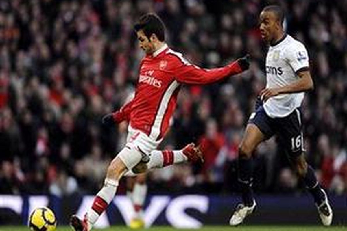 Kapten Arsenal, Cesc Fabregas (kiri).