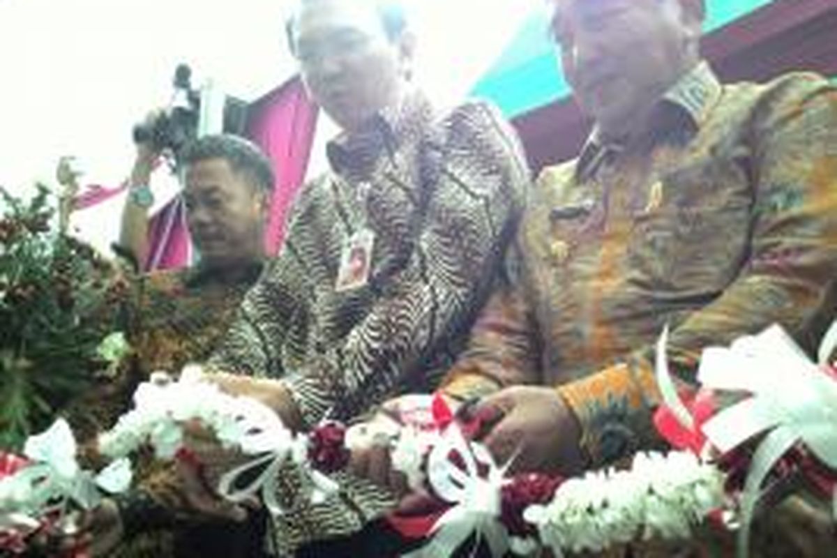 Ahok serta sejumlah kepala daerah di Kaltim saat melakukan pengguntingan pita peresmian Bank DKI 