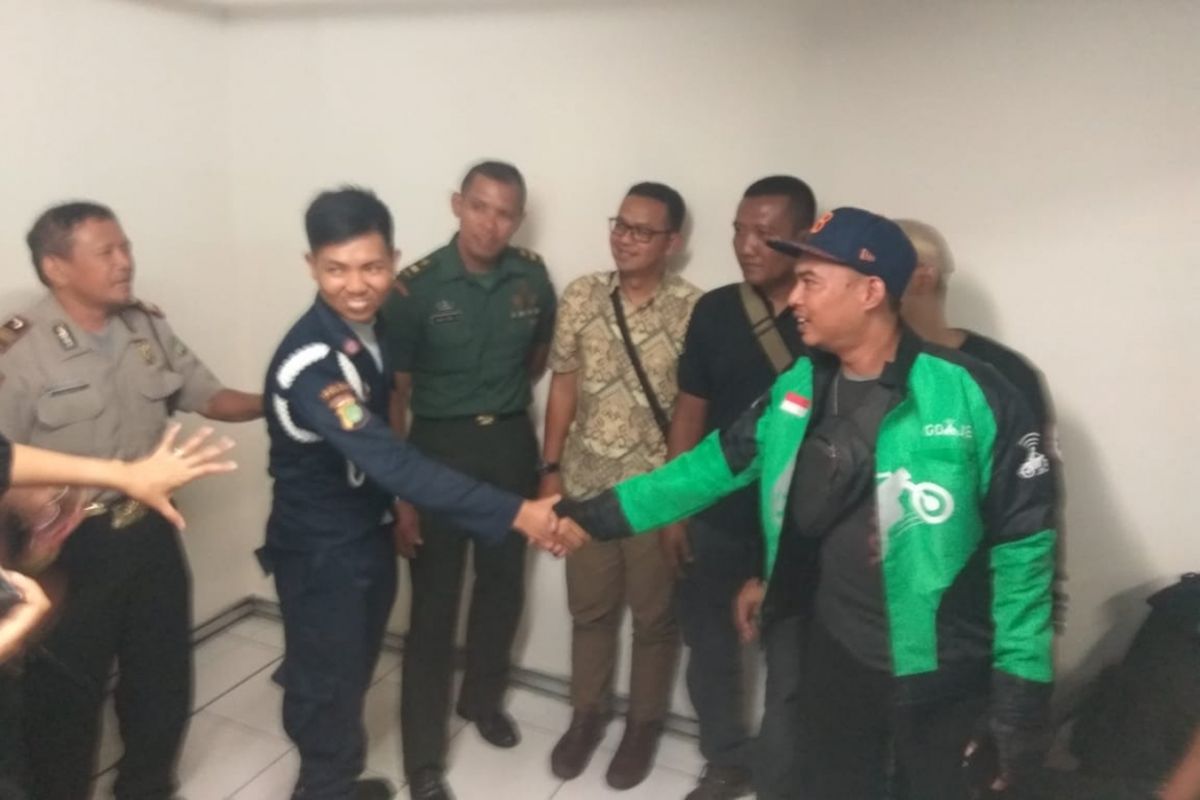 Security Mall kokas dan pengendara Ojol yang sempat terlibat cekcok akhirnya memutuskan berdamai. Proses mediasi dihadiri oleh perwakilan Mall Kokas, Ojol dan Pihak Kepolisian