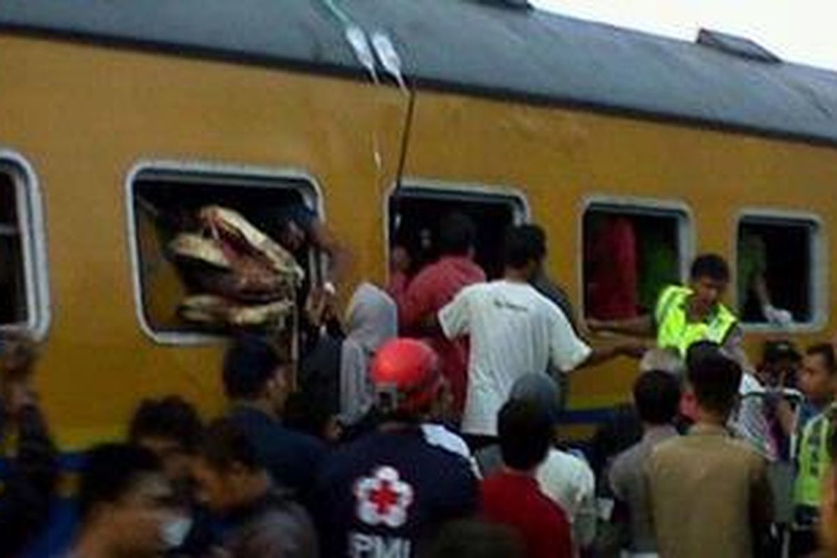 Sejumlah anggota TNI dan warga sekitar, masih melakukan proses evakuasi korban tabrakan Kereta Api (KA) Mutiara Selatan vs KA Kutojaya di Stasiun Langensari, Banjar, Jawa Barat, Jumat pagi (28/1/2011).