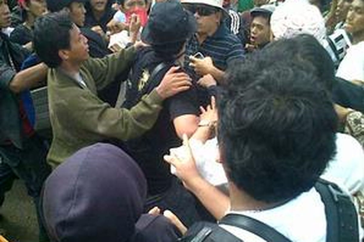 Kericuhan di depan Istana Negara saat berlangsung unjuk rasa Hari Buruh Sedunia, Sabtu (1/5/2010)