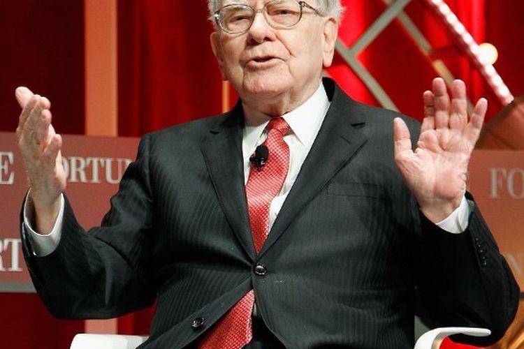 WASHINGTON, DC - OCTOBER 13: Warren Buffett speaks onstage during Fortune's Most Powerful Women Summit - Day 2 at the Mandarin Oriental Hotel on October 13, 2015 in Washington, DC.   Paul Morigi/Getty Images for Fortune/Time Inc/AFP