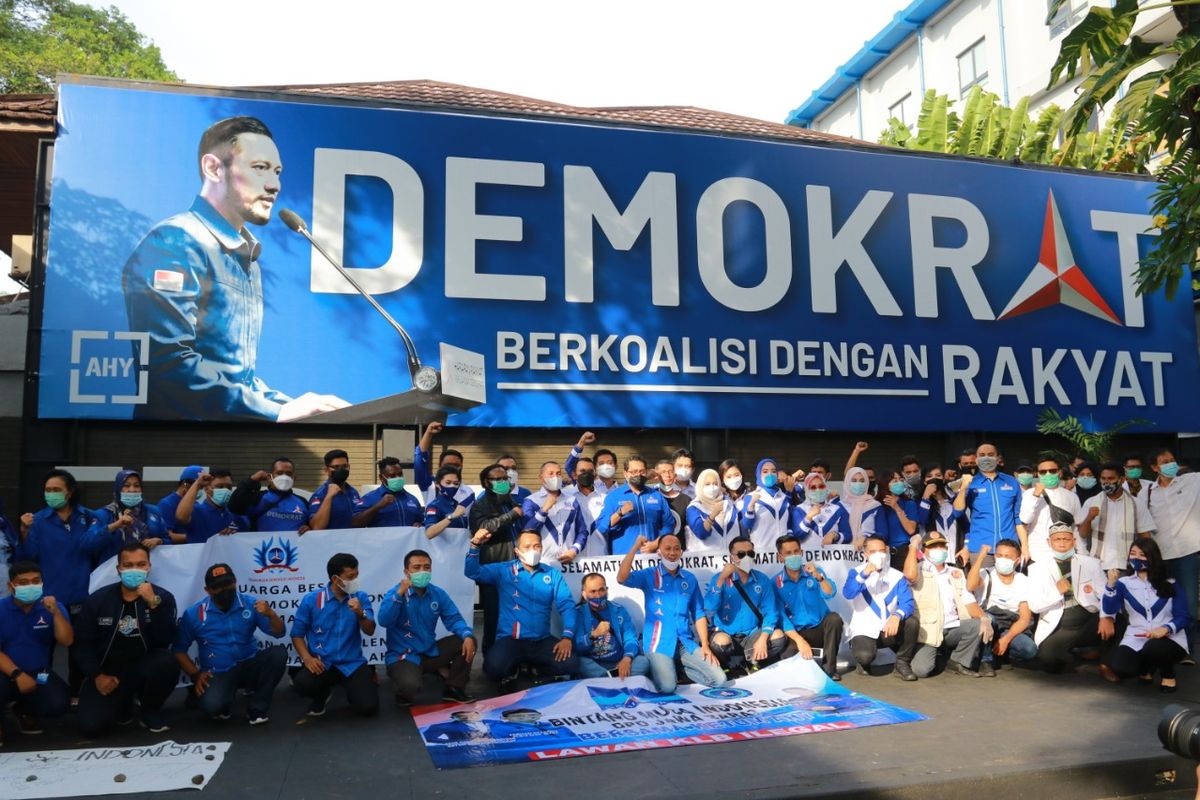 Sejumlah ormas dan organisasi sayap Partai Demokrat menggelar orasi untuk mendukung kepemimpinan Ketua Umum Partai Demokrat Agus Harimurti Yudhoyono (AHY), Rabu (10/3/2021).