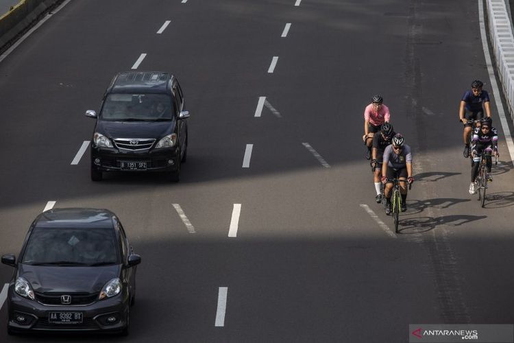 Pesepeda memacu kecepatan saat melintas di Jalan Jenderal Sudirman, Jakarta, Minggu (30/5/2021). 