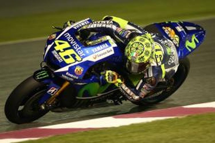 Pebalap Movistar Yamaha, Valentino Rossi, memacu motornya pada sesi uji coba di Sirkuit Losail, Qatar, Sabtu (14/3/2015).