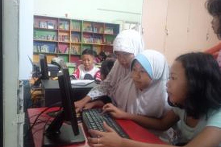 Sejumlah anak tengah belajar komputer di Rumah Pintar Astra di Kelurahan Pasirluyu, Kecamatan Regol, Kota Bandung.