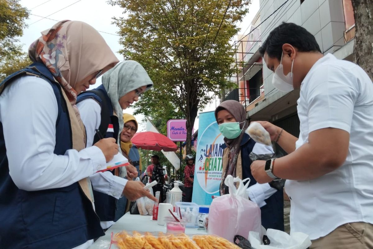 Tim BBPOM di Semarang bersama Dinkes Purworejo melakukan uji sampel makanan takjil untuk mengetahui ada tidaknya kandungan bahan berbahaya di ruas jalan KHA Dahlan Purworejo, Selasa (2/4/2024)