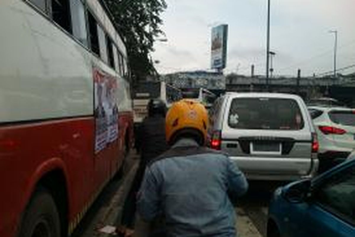 Kampanye Partai Gerindra di Stadion Gelora Bung Karno menyebabkan kemacetan karena banyak bus simpatisan partai yang parkir dari depan Plasa Mandiri Gatut Subroto hingga kawasan Penjernihan, Minggu (23/3/2014).