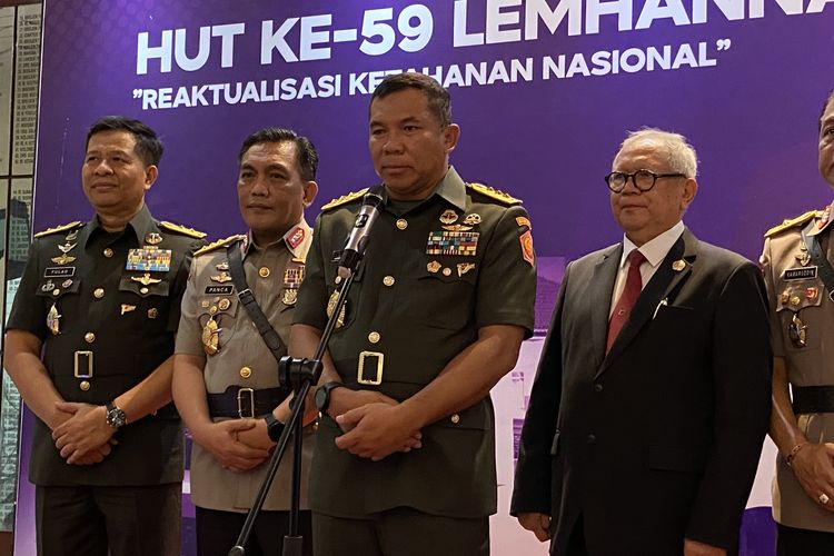 Plt Gubernur Lemhannas Letjen Eko Margiyono (depan) dalam konferensi pers perayaan hari ulang tahun (HUT) ke-59 Lemhannas di Kantor Lemhannas, Jakarta Pusat, Senin (20/5/2024).