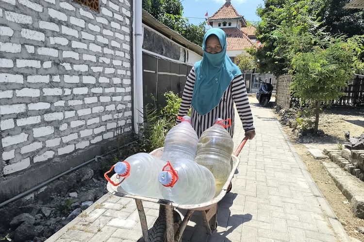 Cerita Tiha, Setiap Tahun Dorong Gerobak 1 Kilometer Demi Air Bersih saat Kemarau di Pamekasan