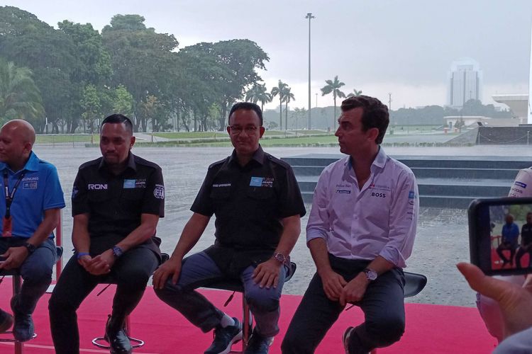 Gubernur DKI Jakarta Anies Baswedan (tengah) saat konferensi pers jelang balap Formula E di Plaza Selatan Monumen Nasional, Kamis (2/6/2022)