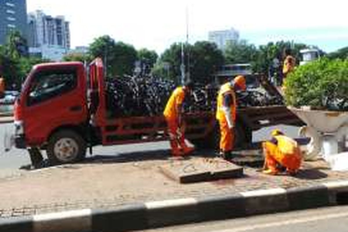 Gulungan bungkus kabel masih ditemukan di gorong-gorong Jalan Medan Merdeka Selatan, Jakarta Pusat, Kamis (3/3/2016). Yang tampak dalam foto ini merupakan truk kedua yang siap diberangkatkan dengan isi bak penuh tumpukan bungkus kabel. 