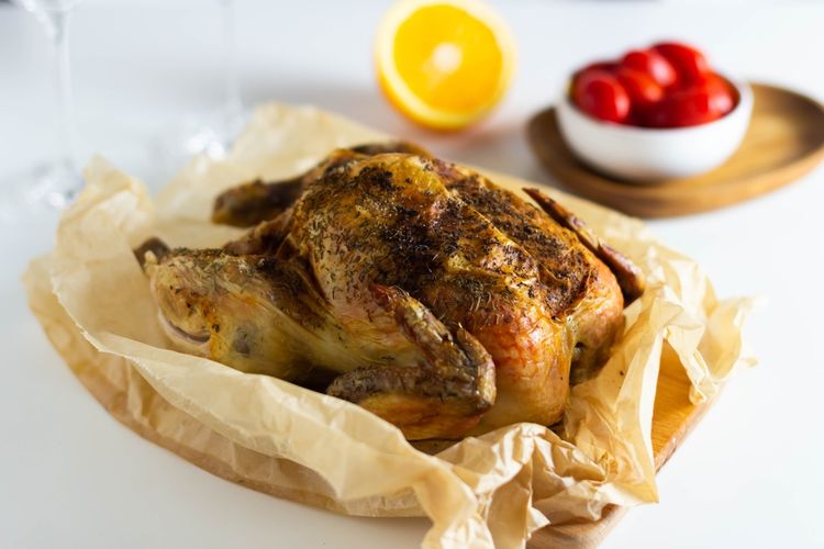 Ilustrasi membungkus ayam panggang dengan kertas perkamen. 