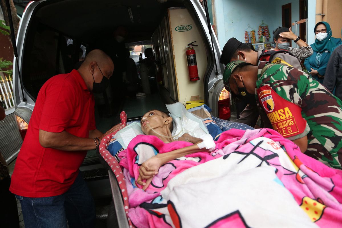 Ketua TP PKK Kota Surabaya Rini Indriyani Eri Cahyadi mendatangi langsung rumah Ahmad Faruq Idhom Afi yang menderita penyakit kronis di Jalan Simorejo 11/11A RT 05 RW 02 Kelurahan Simomulyo, Kecamatan Sukomanunggal, Surabaya, Rabu (19/1/2022).