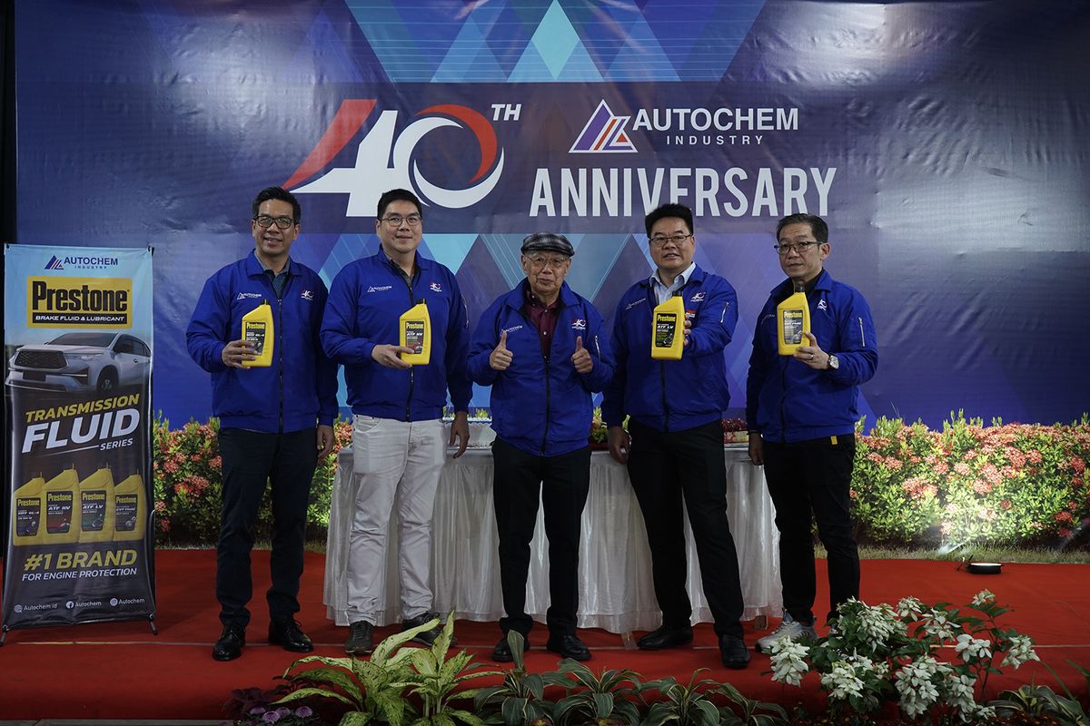 Komisaris dan Direktur PT Autochem Industry berfoto bersama dengan produk baru Prestone Transmission Fluid Series.      