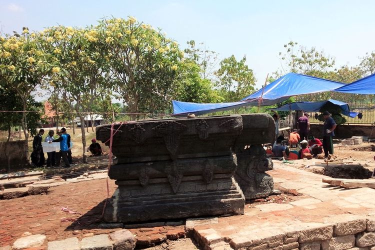 Balai Pelestarian Cagar Budaya (BPCB) Jawa Timur, melakukan ekskavasi di kawasan petilasan Ratu Kerajaan Majapahit Tribhuwana Tunggadewi, di Desa Klinterejo, Kecamatan Sooko, Kabupaten Mojokerto, Jawa Timur, Selasa (20/8/2019).